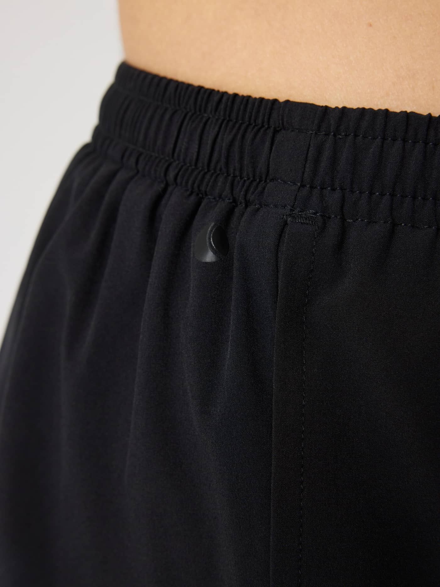 Primer plano de la cinturilla y logo tonal en los Borg Sports Shorts en Black Beauty (Negro) para tenis y entrenamiento. - Image 4