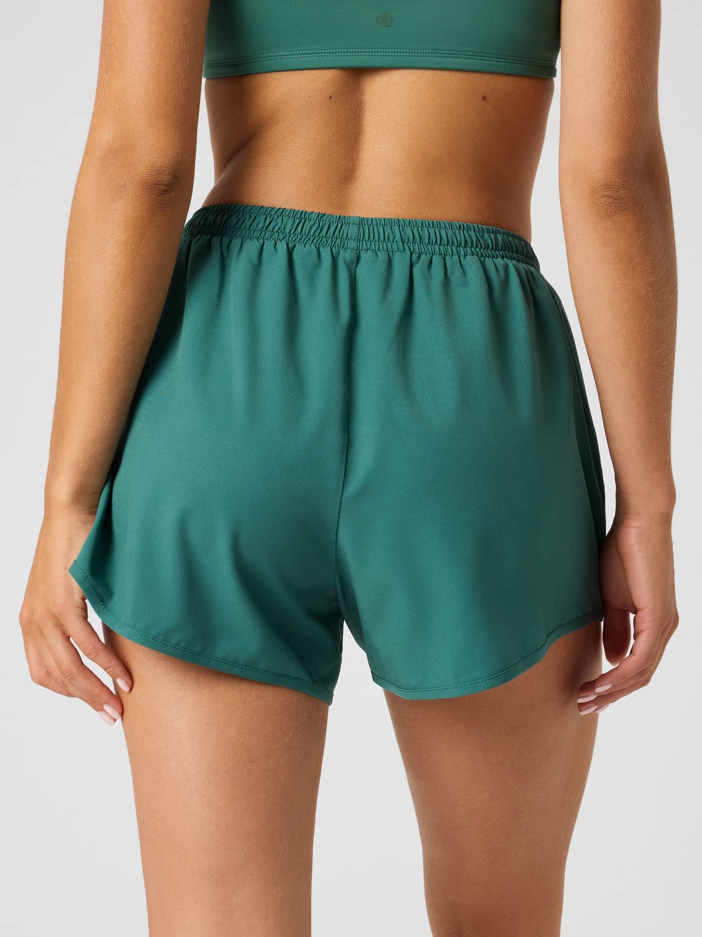 Vue de dos du Borg Sports Shorts en Mallard Green (Vert), offrant style et coupe performante pour l'entraînement. - Image 2