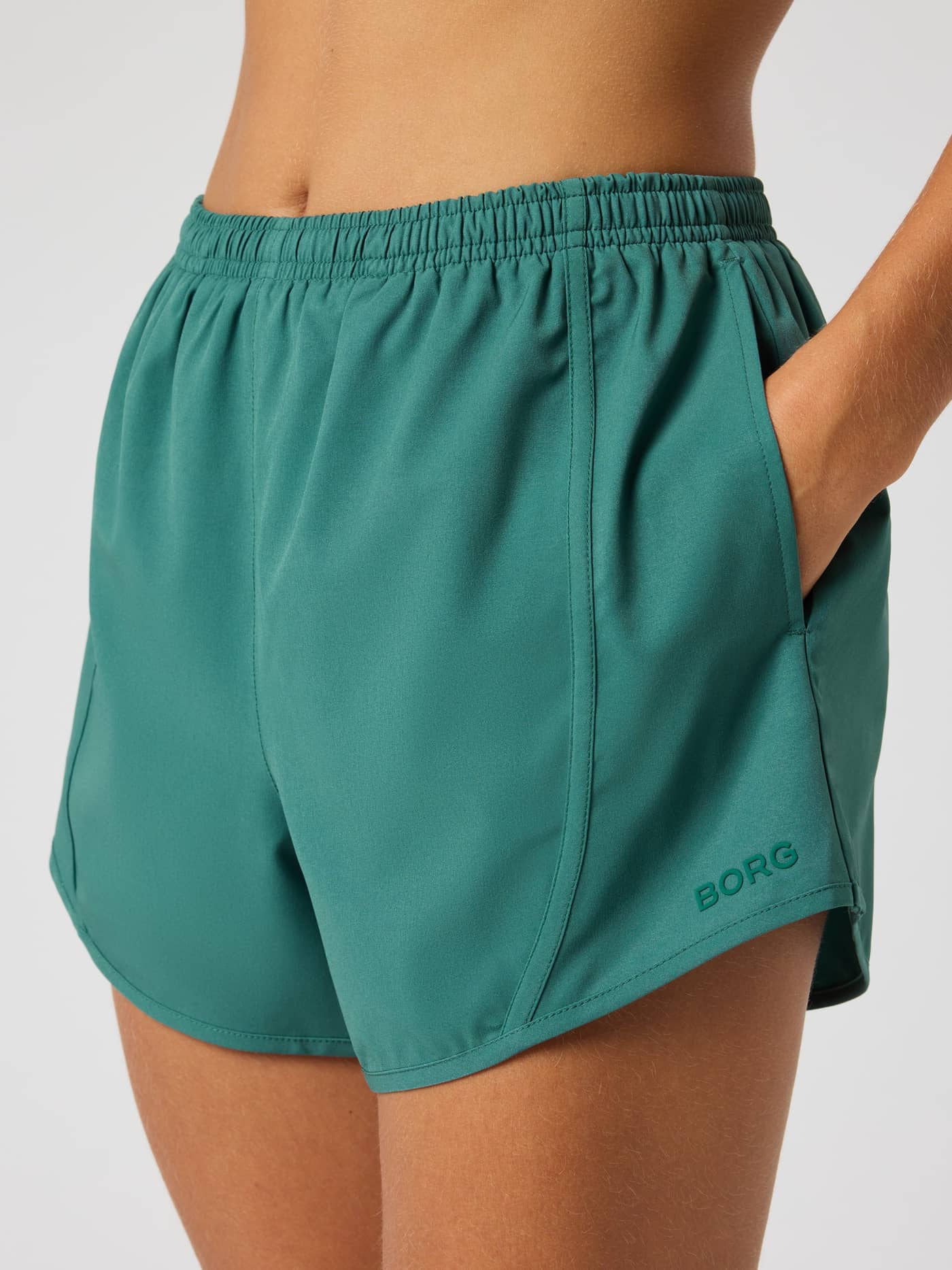 Borg Sports Shorts Mallard Green (Vert) pour l'entraînement, coupe régulière avec taille élastique et logo ton sur ton. - Image 4