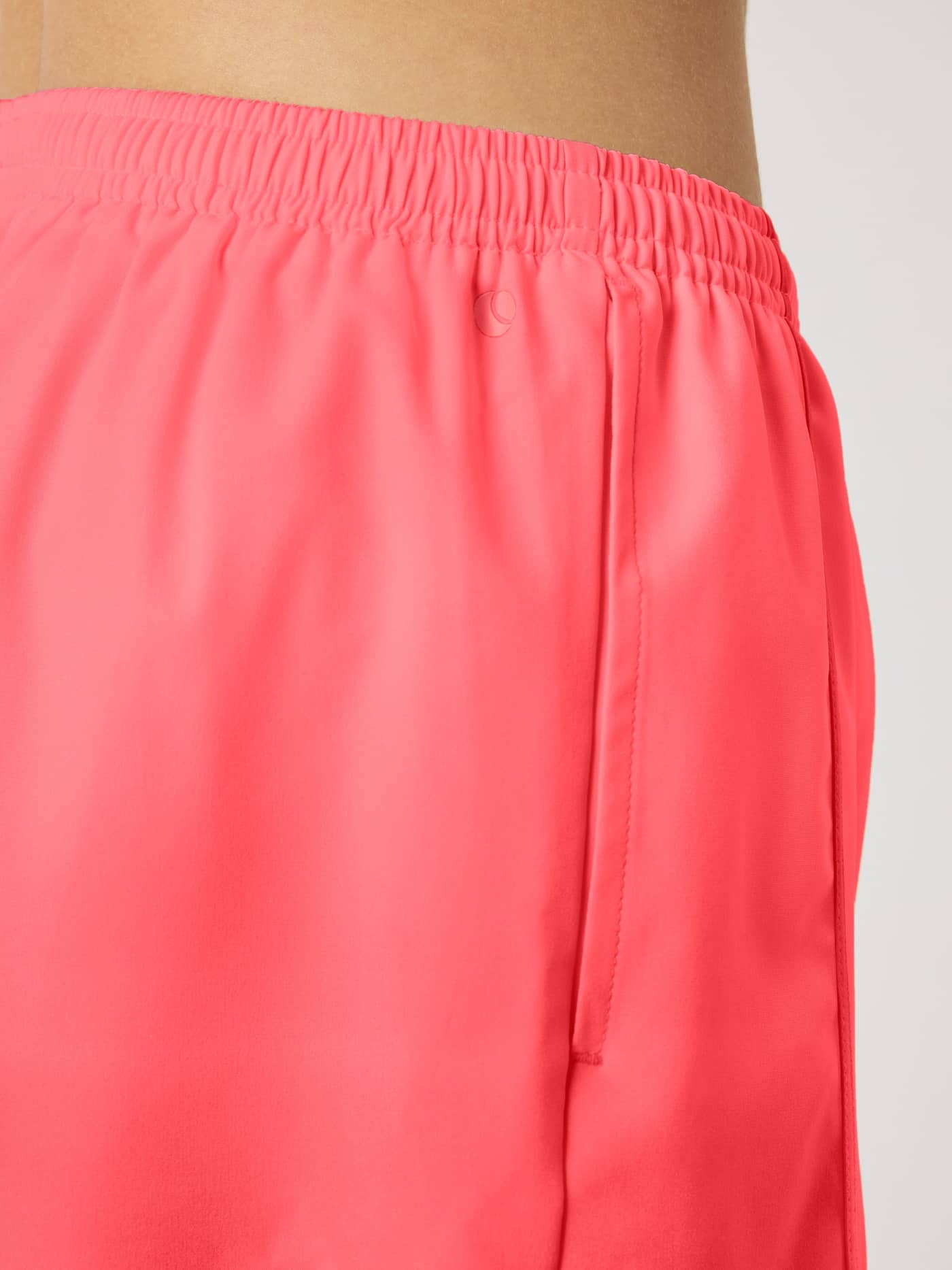 Primer plano de Borg Sports Shorts en Diva Pink (Rosa) con cintura elástica para un ajuste de tenis y entrenamiento. - Image 4