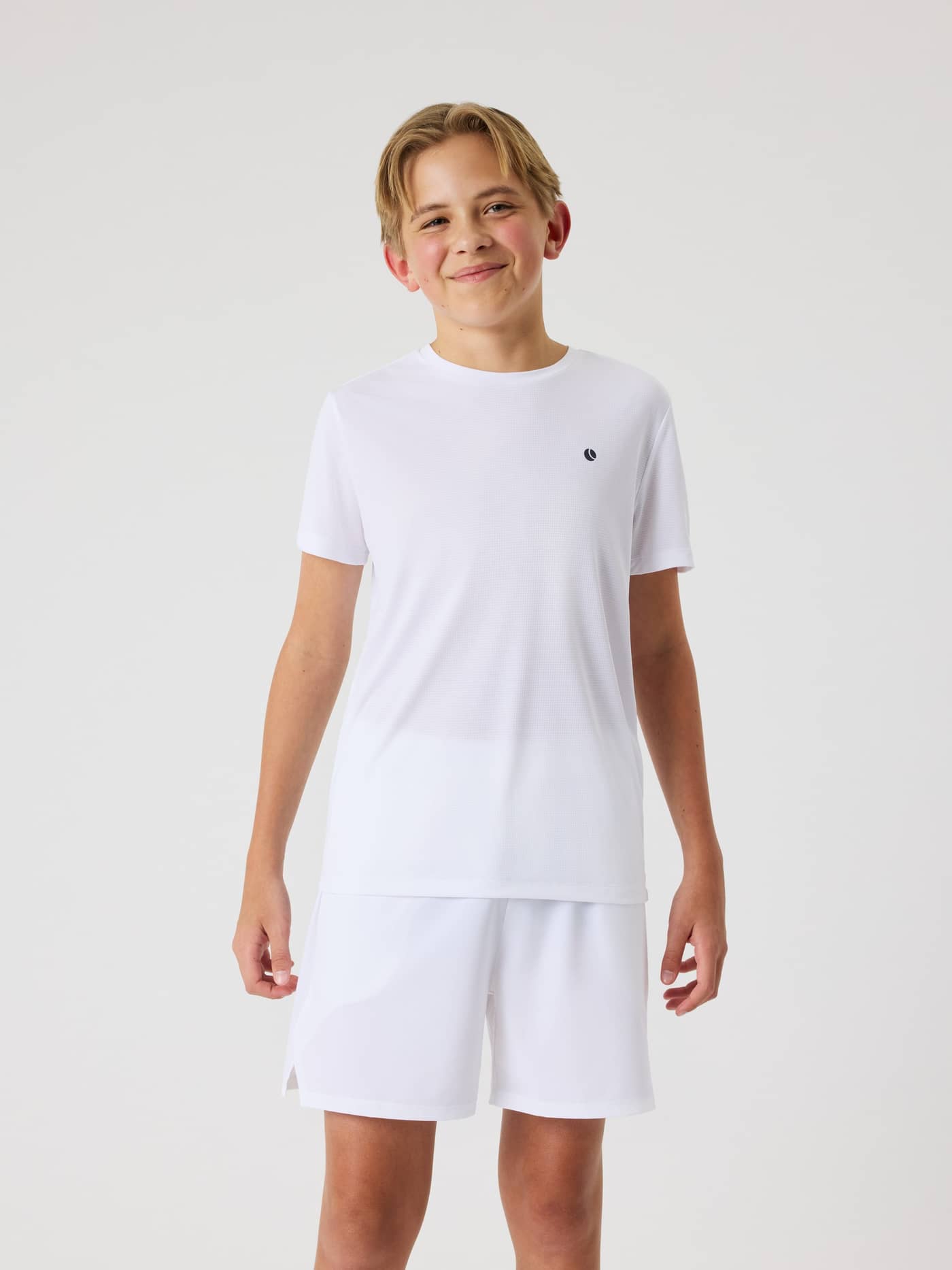 Vorderansicht eines Kindes im Björn Borg Ace Light T-Shirt in Brilliant White (Weiß) für Tennis und Training. - Image 2