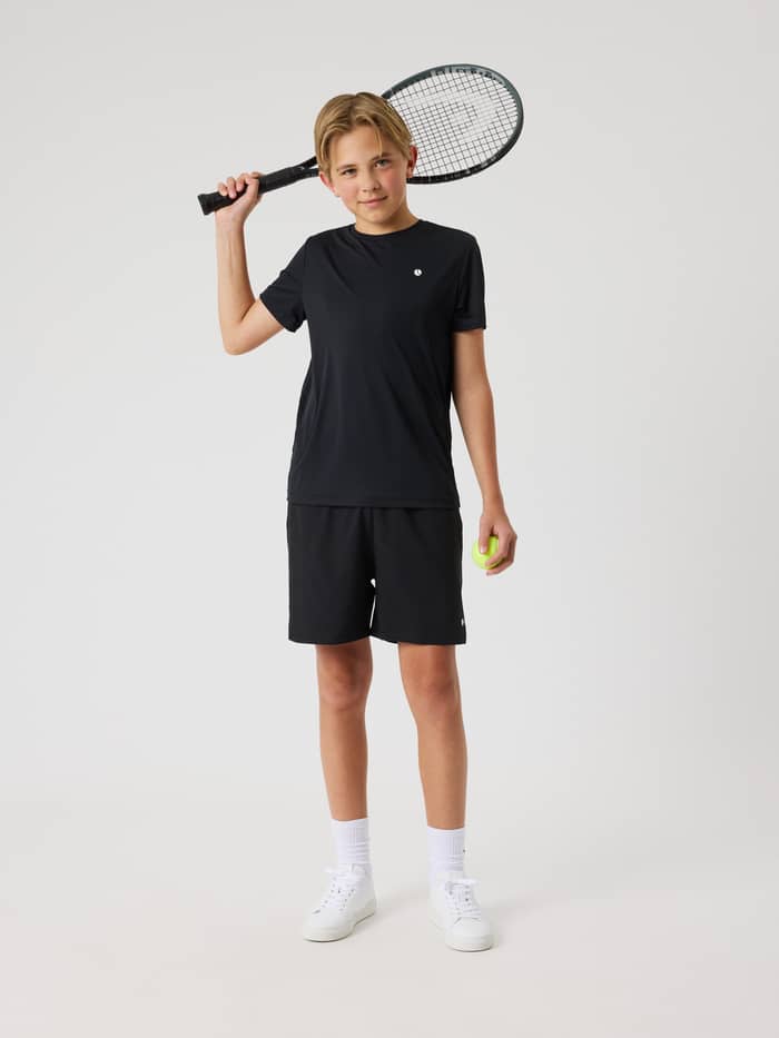 Ace Light T-Shirt i Black Beauty (Sort) til kids set forfra med et hvidt logo og en ketsjer til tennis. - Image 4