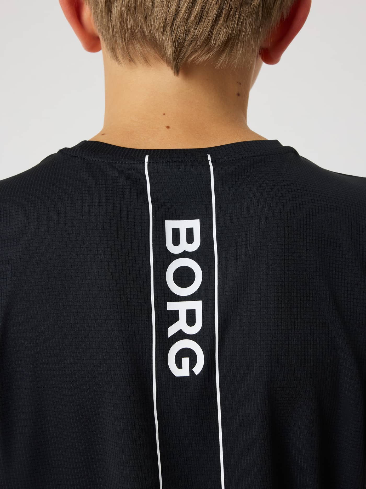 Achteraanzicht van het Ace Light T-Shirt voor kids in Black Beauty (Zwart) met een wit Borg-stripelogo voor tennis. - Image 5