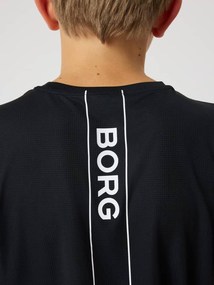 Ace Light T-Shirt i Black Beauty (Sort) set bagfra på en kid med hvidt BORG-stribelogo til tennis. - Image 5