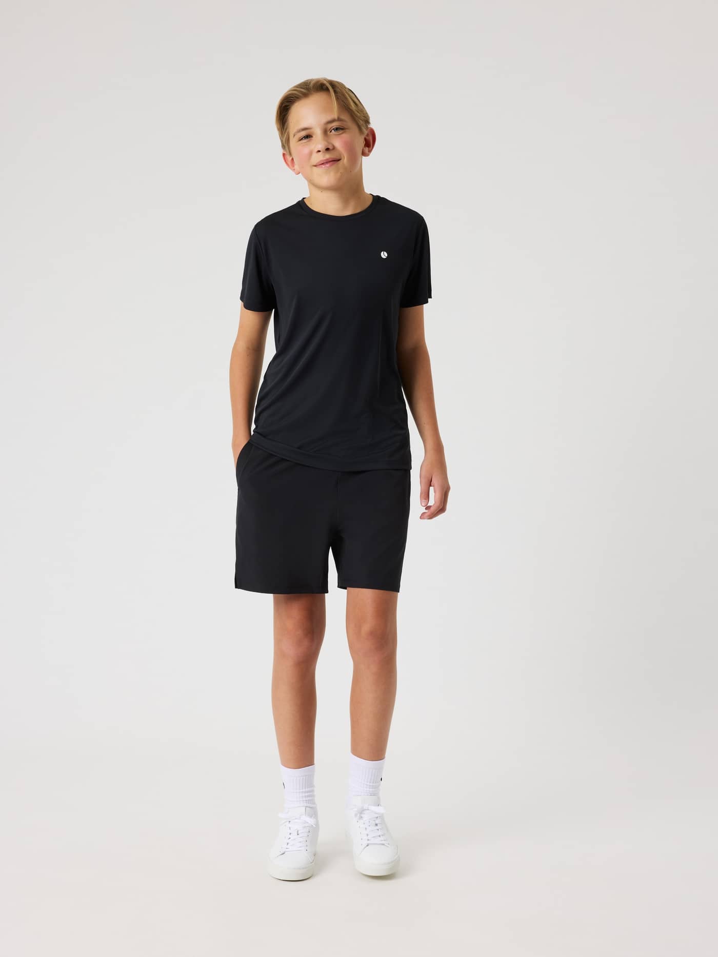 Vooraanzicht van een kid in het Björn Borg Ace Light T-Shirt in Black Beauty (Zwart) voor tennistraining. - Image 3