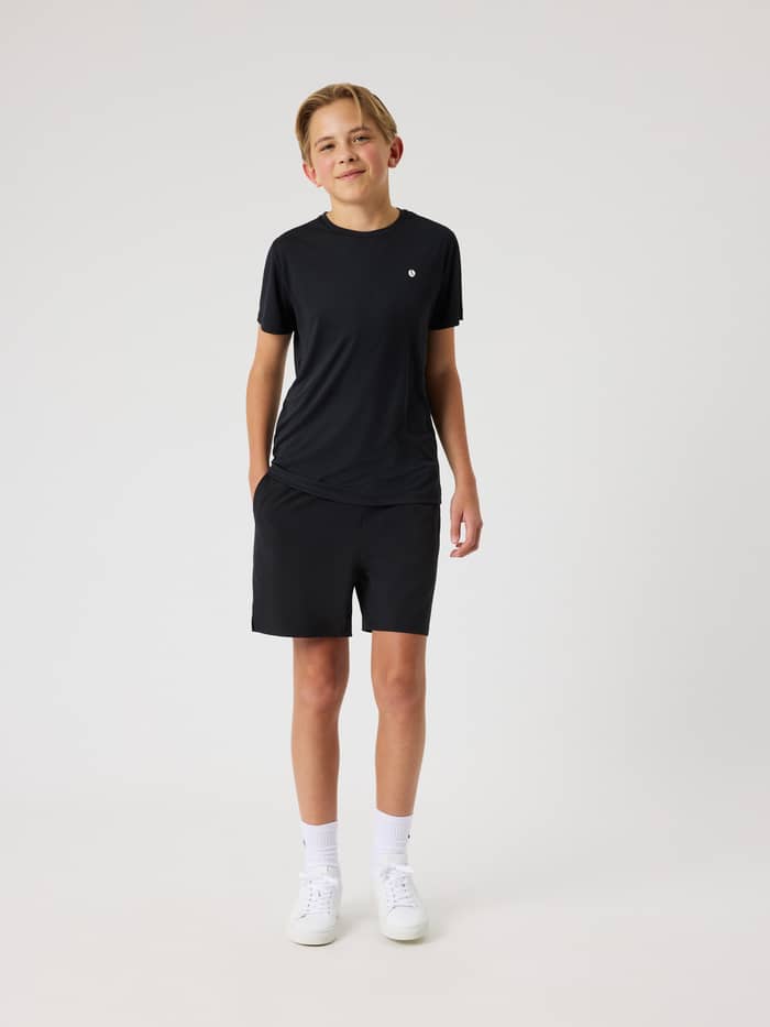 Ace Light T-Shirt i Black Beauty (Sort) til kids set forfra i fuld figur til tennis og træning. - Image 3