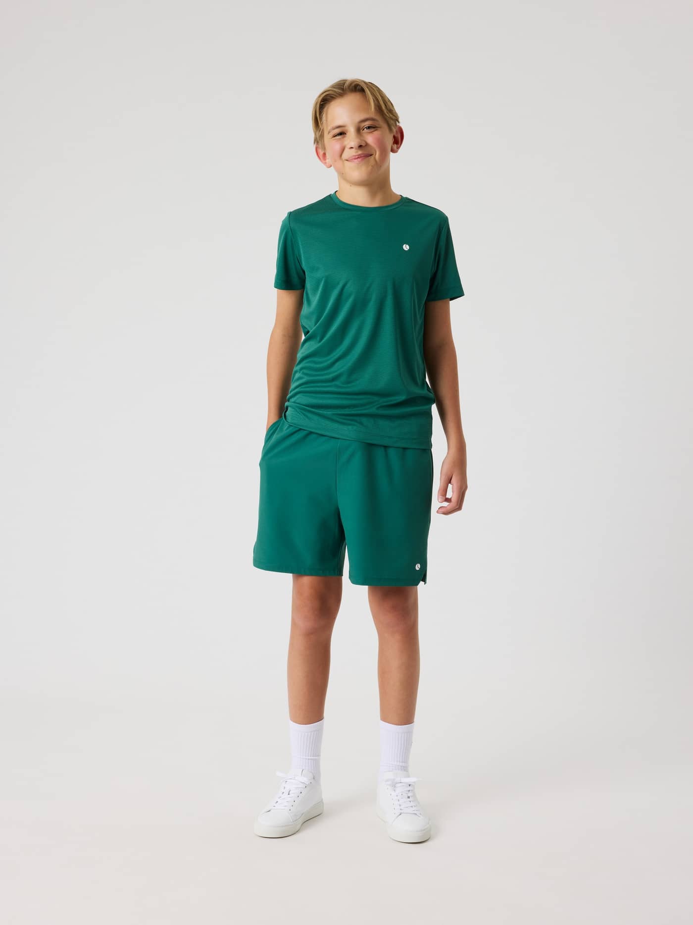 Helfigur framifrån på ett barn i en Ace Light T-Shirt i Posy Green (Grön) för tennisträning för kids. - Image 2