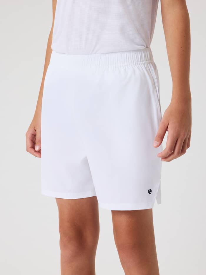 Vorderansicht eines Kids in den Ace Racquet Shorts in Brilliant White (Weiß) für das Tennistraining.