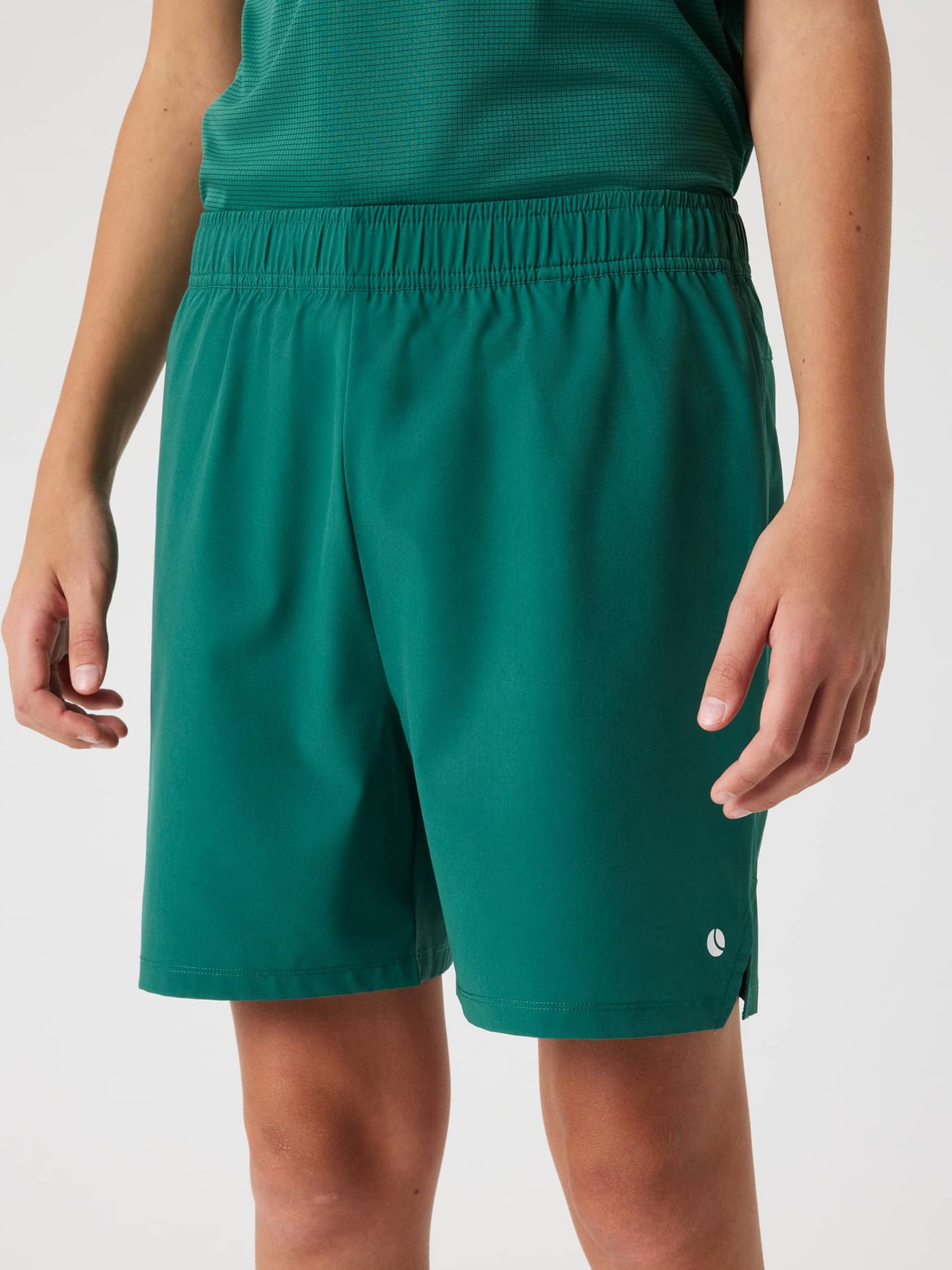 Vista frontal de niños con Ace Racquet Shorts en Posy Green (Verde) para un óptimo rendimiento en tenis. - Image 2