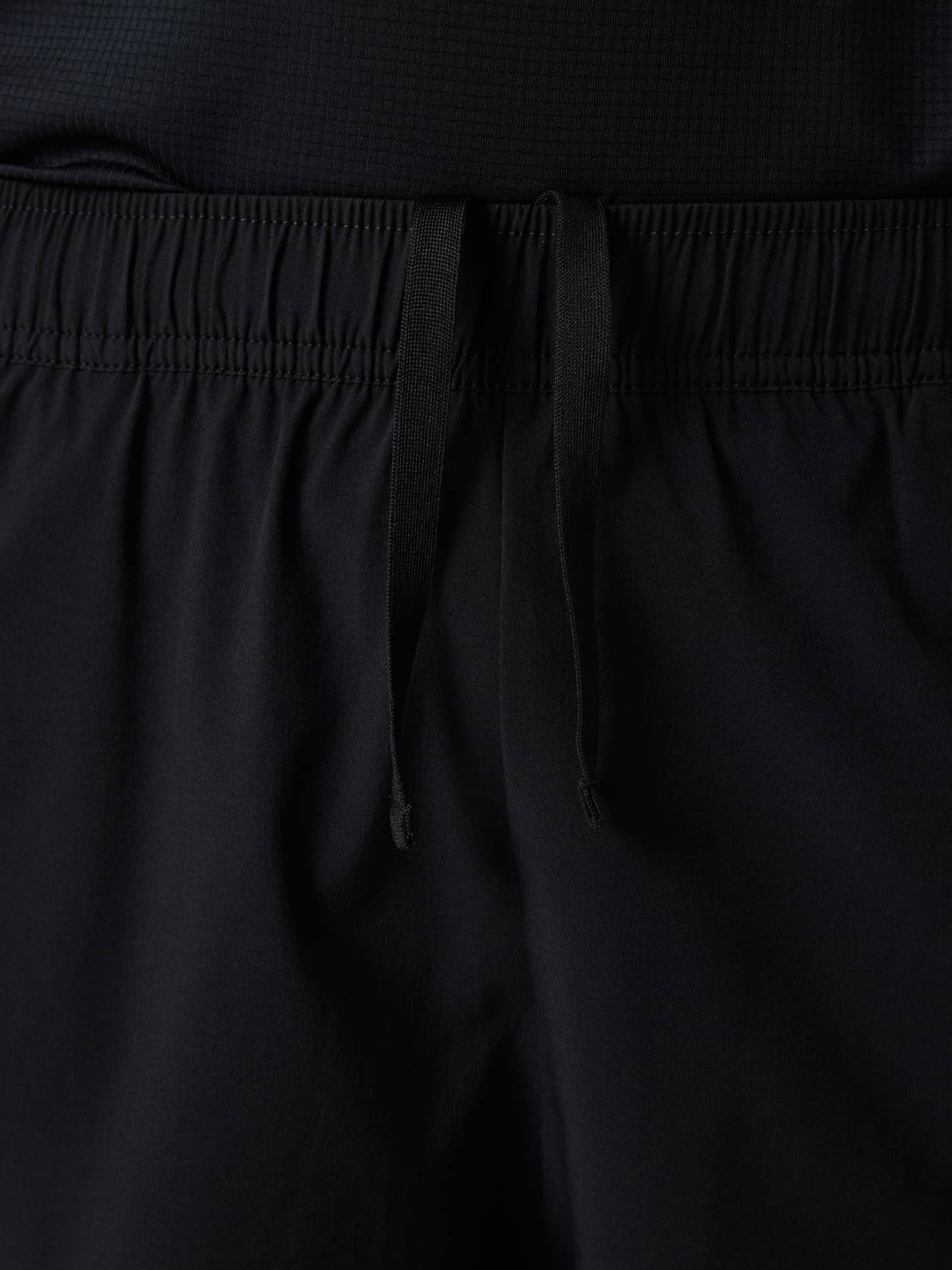 Detailed close-up of the kids' Ace Racquet Shorts in Black Beauty (Black), featuring an adjustable drawstring for tennis. - Image 4