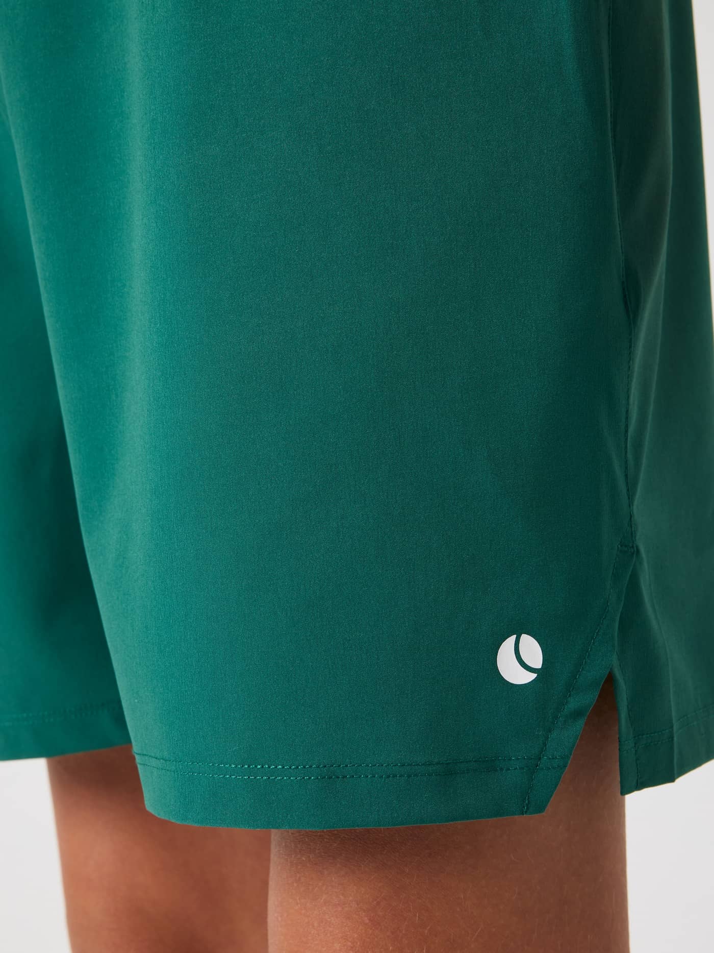 Primer plano de kids Ace Racquet Shorts en Posy Green (Verde) con abertura lateral y logo blanco de tenis para entrenamiento. - Image 4
