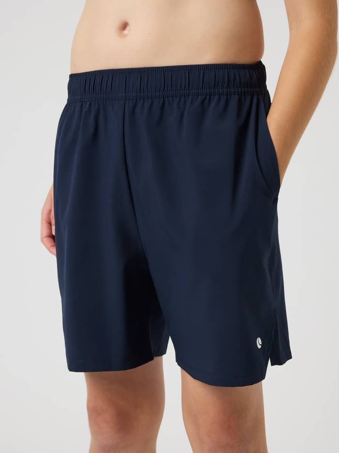 Ace Racquet Shorts i Night sky (Marineblå) til børn med sidelommer og fleksibel pasform til tennis og aktiv leg. - Image 2