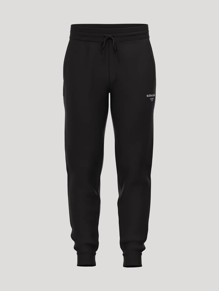 Vue de face du Borg Essential 1 Tapered Sweatpants en Black Beauty (Noir) avec logo blanc et bords-côtes aux chevilles.