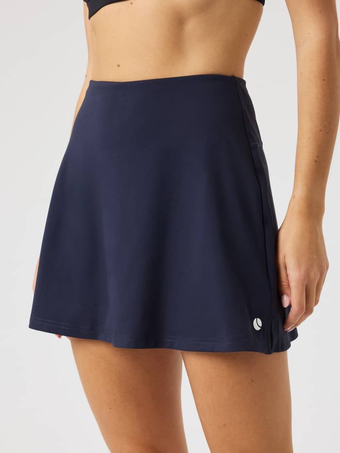 Björn Borg Ace Stretch Skirt in Night sky (Marineblauw), een stijlvolle tennisrok met een wit logo in vooraanzicht. - Image 2
