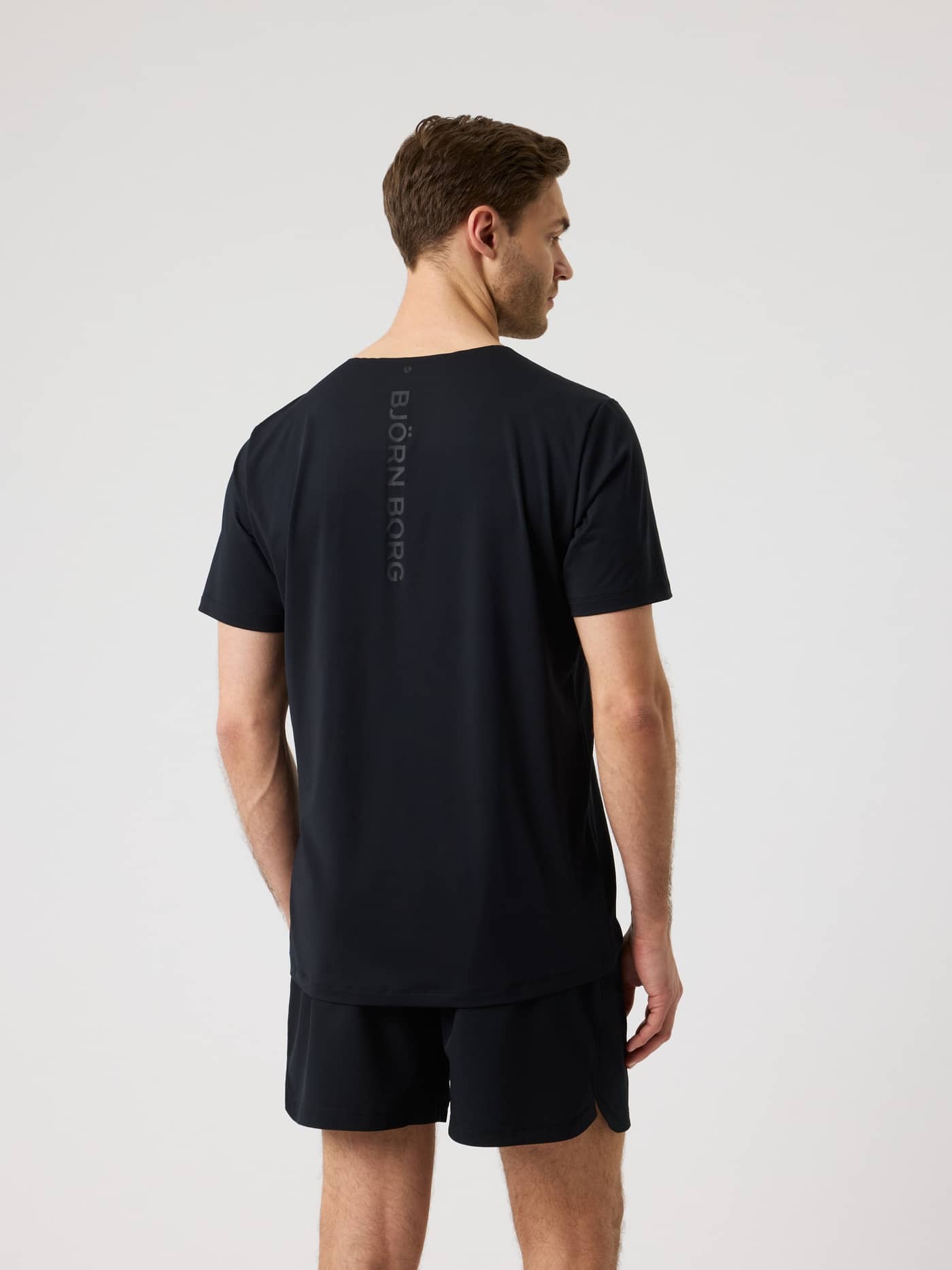 Vue de dos du Borg Feather T-Shirt en Black Beauty (Noir), haut d'entraînement avec logo ton sur ton et motif tennis. - Image 2