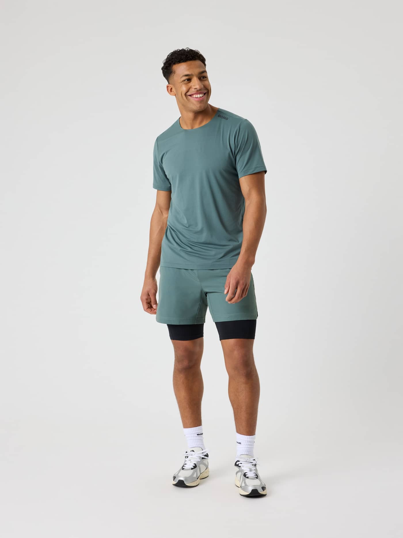 Volledig vooraanzicht van een man in het Björn Borg Feather T-Shirt in Balsam Green (Groen) voor training en tennis. - Image 3