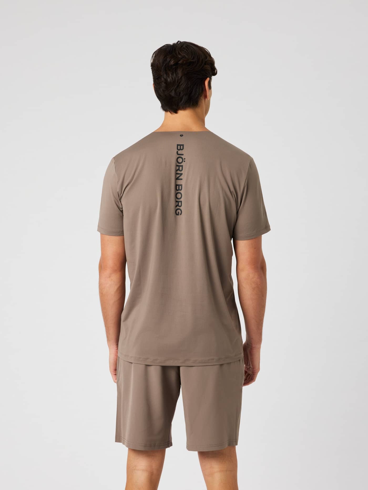 Borg Feather T-Shirt i Falcon (Brun) set bagfra med et sort lodret logo til træning. - Image 2