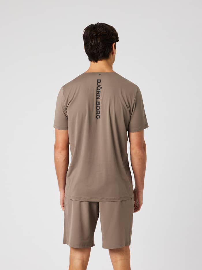 Achteraanzicht van een man in het Borg Feather T-Shirt in Falcon (Bruin) voor training met zwart verticaal logo op de rug. - Image 2