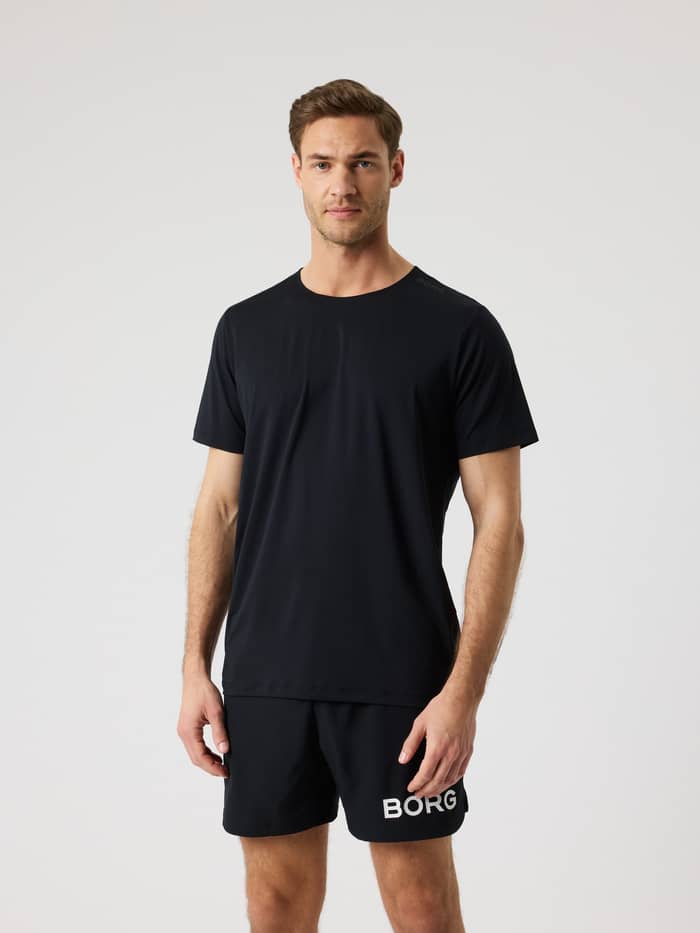 Borg Feather T-Shirt i Black Beauty (Sort) set forfra, funktionel trænings-t-shirt med et tonalt logo.