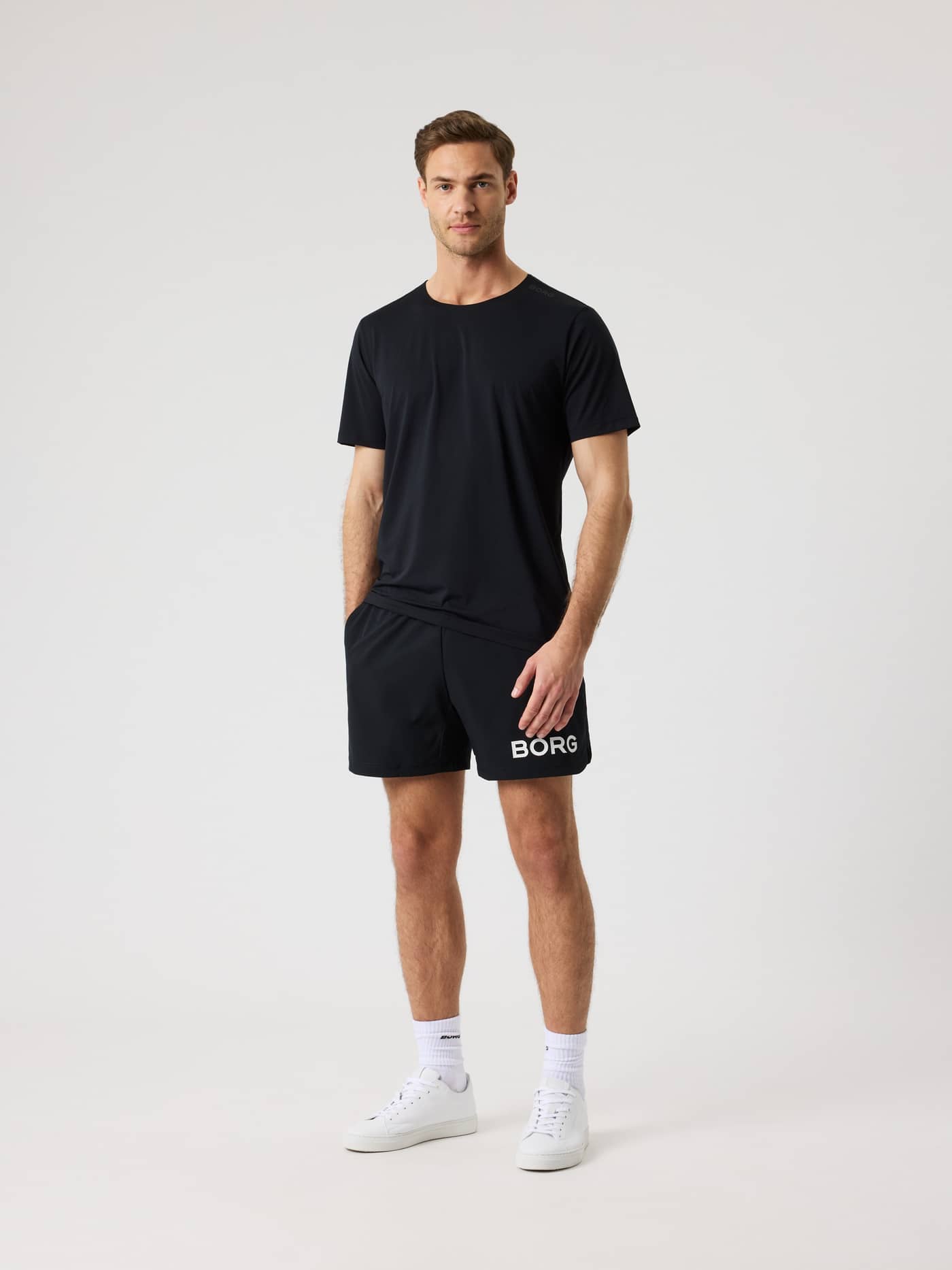 Vue de face d'un homme portant le Borg Feather T-Shirt en Black Beauty (Noir) pour l'entraînement et le tennis. - Image 3
