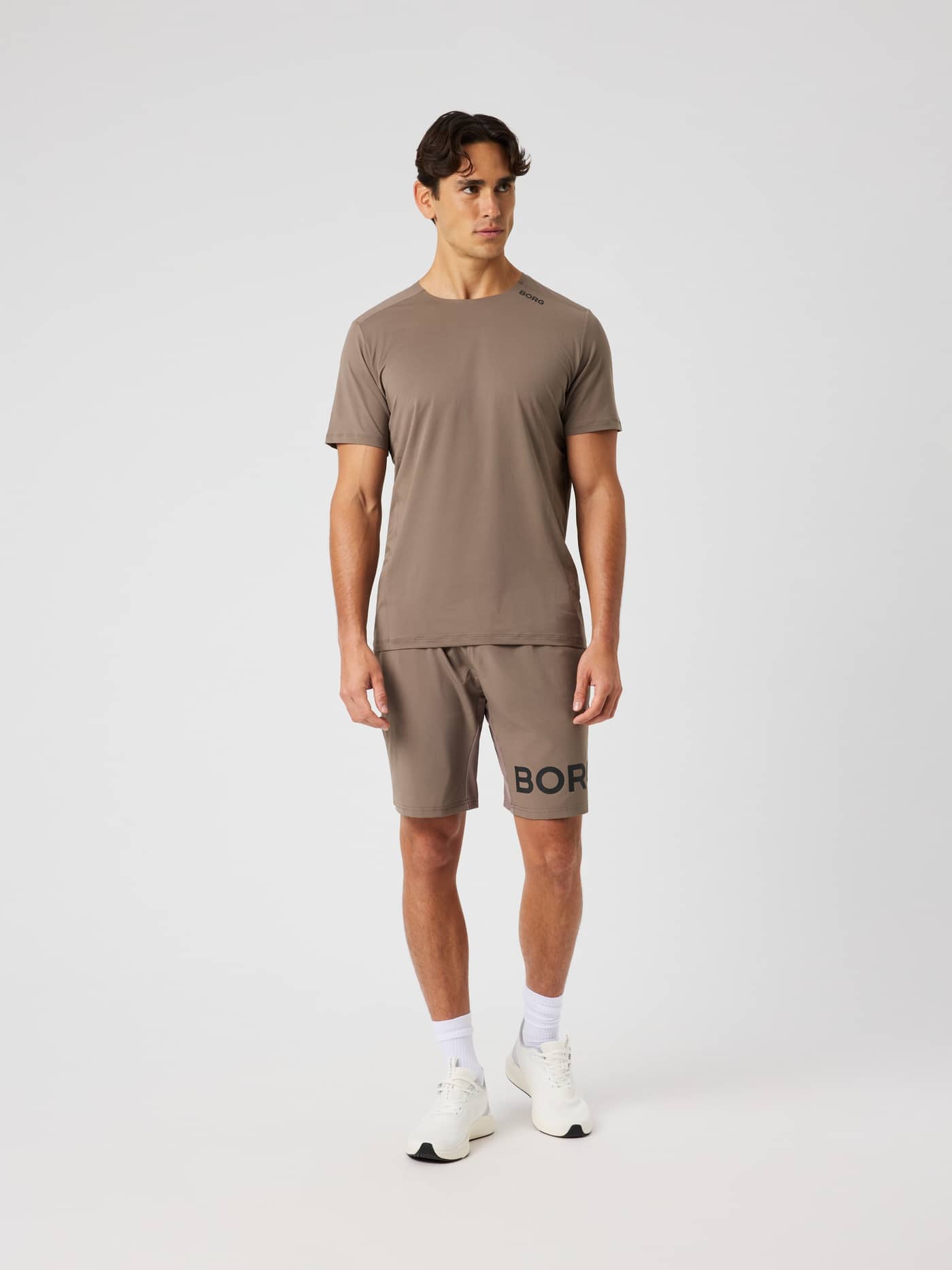 Borg Feather T-Shirt i Falcon (Brun) set forfra med et sort logo til funktionel performance-træning. - Image 3