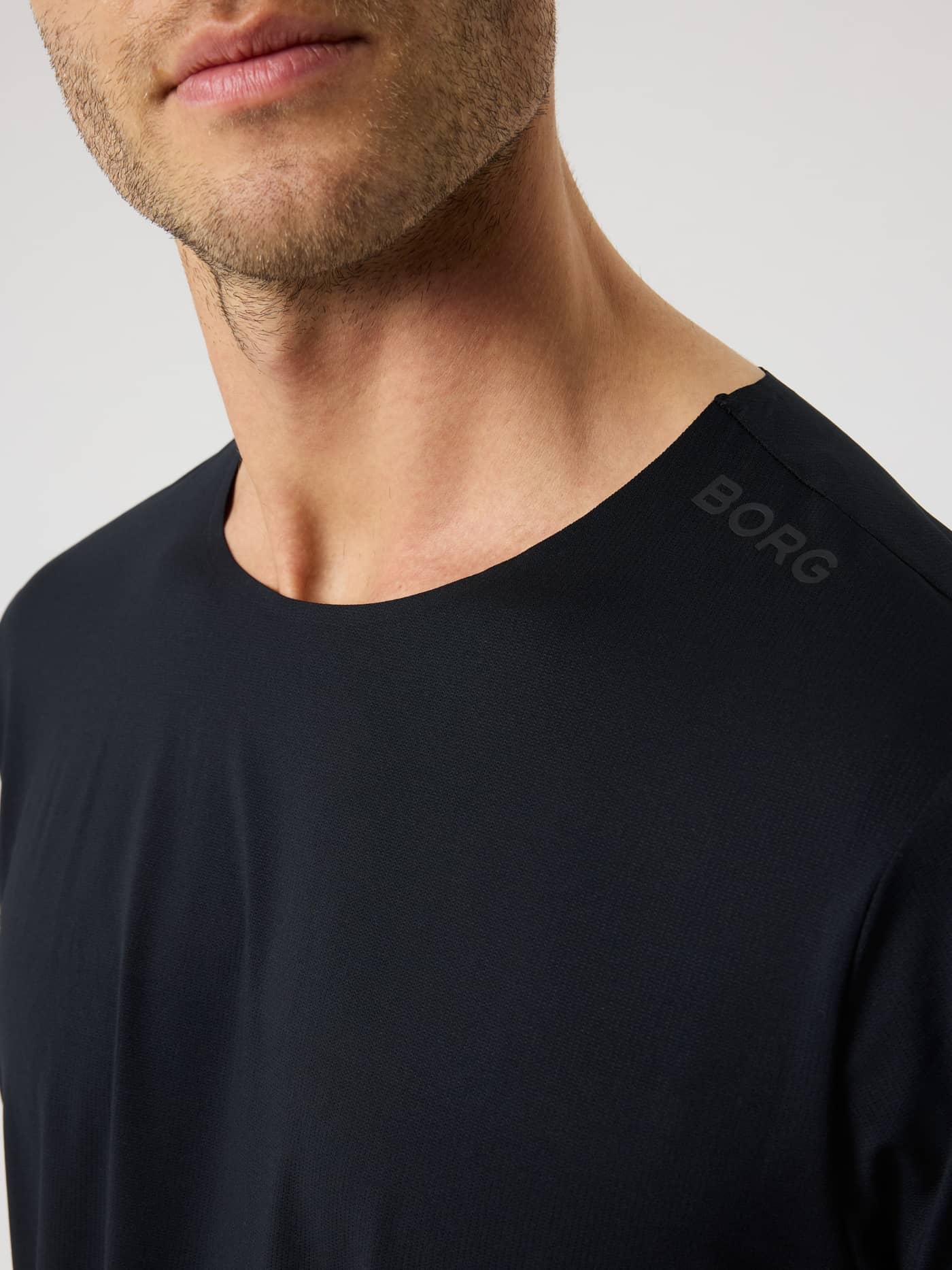 Vue détaillée du Borg Feather T-Shirt en Black Beauty (Noir) avec logo BORG ton sur ton pour l'entraînement. - Image 5