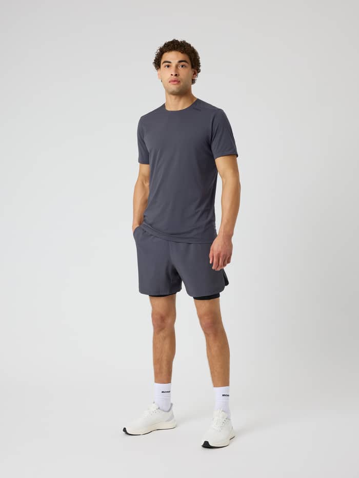 Ganzkörperansicht eines Models im Borg Feather T-Shirt in Asphalt (Grau) für Training und Tennis. - Image 3