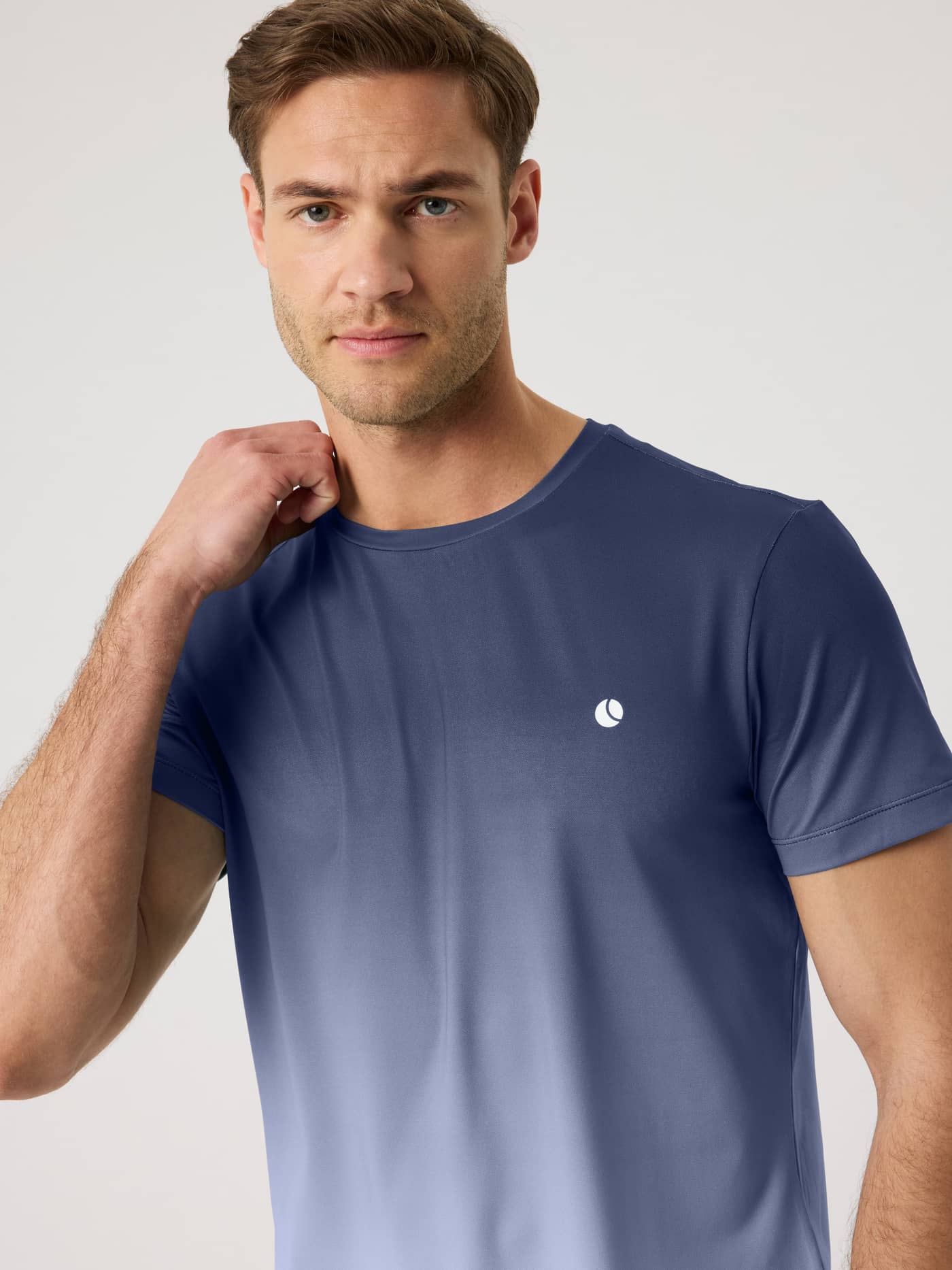 Front view of a man wearing the Björn Borg Ace Printed T-Shirt in Fading 4 (navy and white) for tennis performance. - Image 4