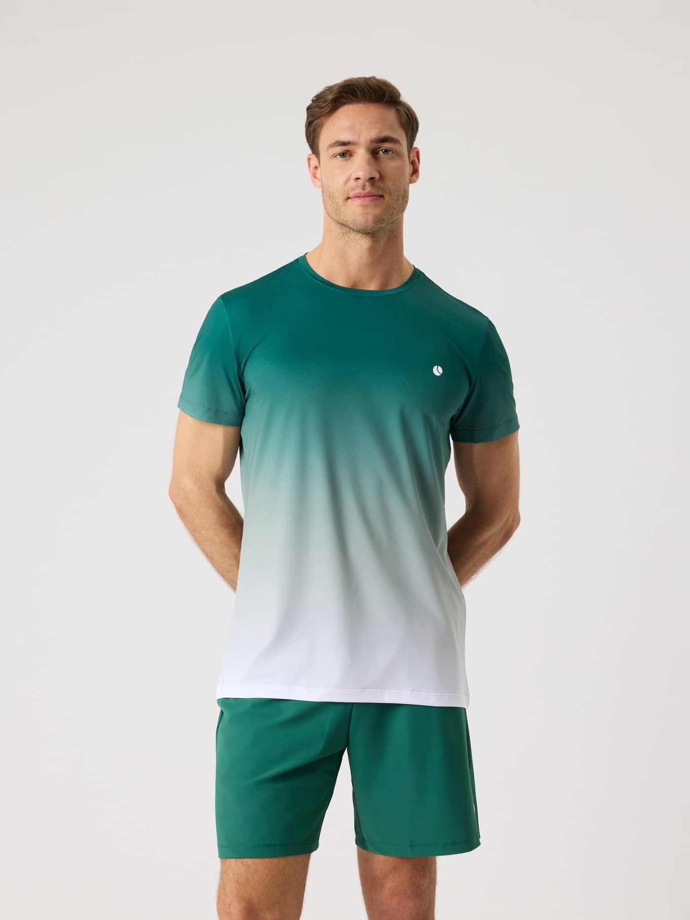 Vorderansicht eines Mannes im Ace Printed T-Shirt in Fading 2 (Grün und Weiß) mit Farbverlauf für Tennis-Performance. - Image 2