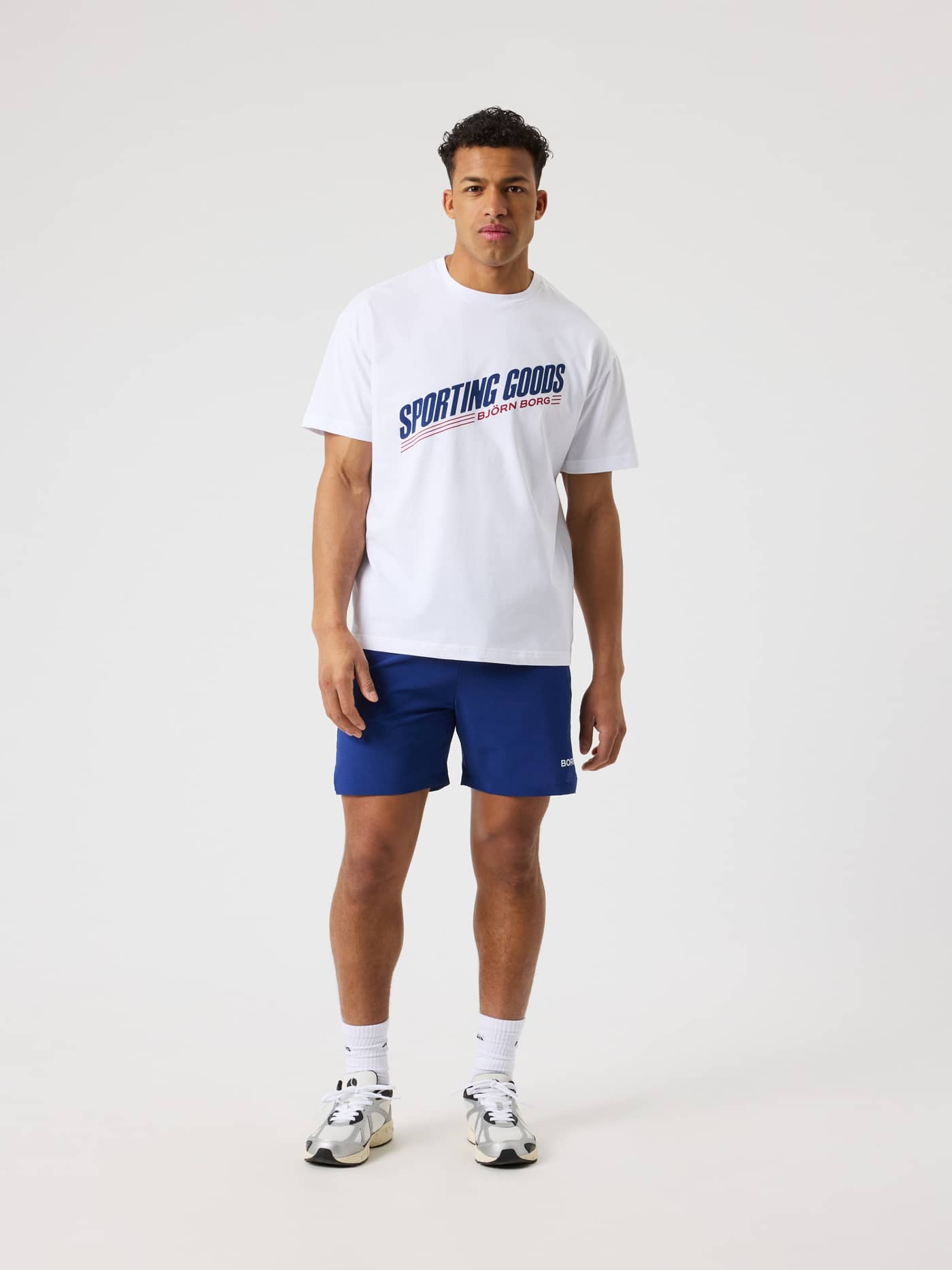 Borg Gym Oversized T-Shirt i Brilliant White (Vit) sedd framifrån i helfigur, i mjuk bomull för gymträning. - Image 3