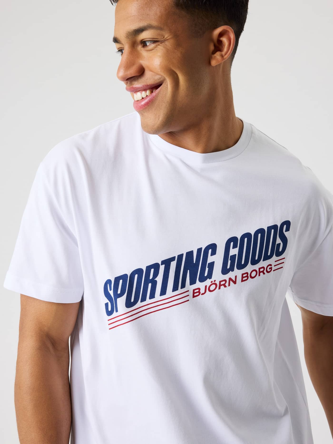 Borg Gym Oversized T-Shirt i Brilliant White (Vit) för träning sedd framifrån med en blå och röd logotyp på bröstet. - Image 5