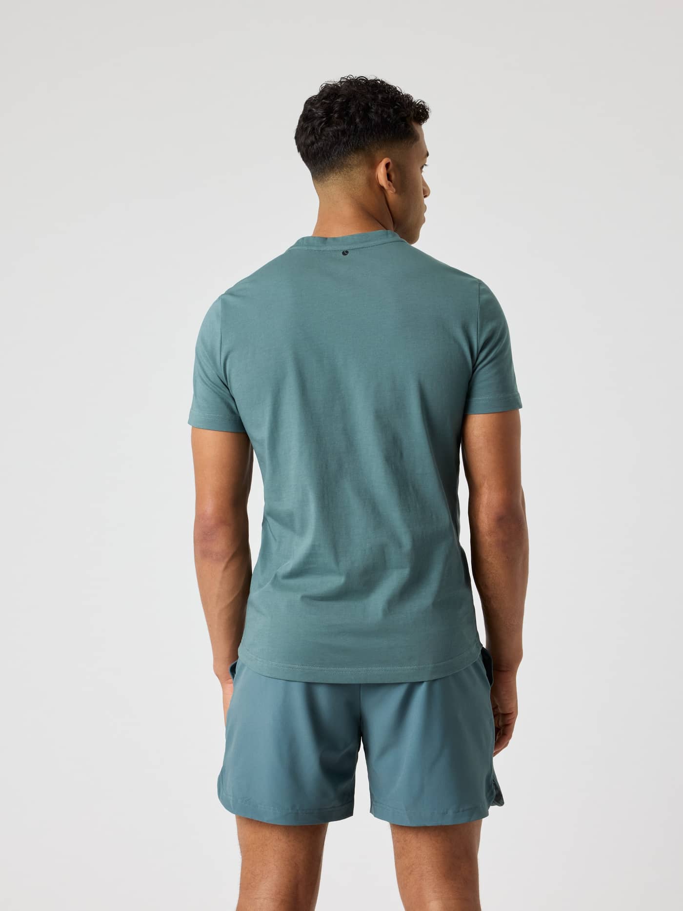 Borg Sports T-Shirt i Balsam Green (Grøn) set bagfra, en funktionel bomuldsblanding til træning og tennis. - Image 2