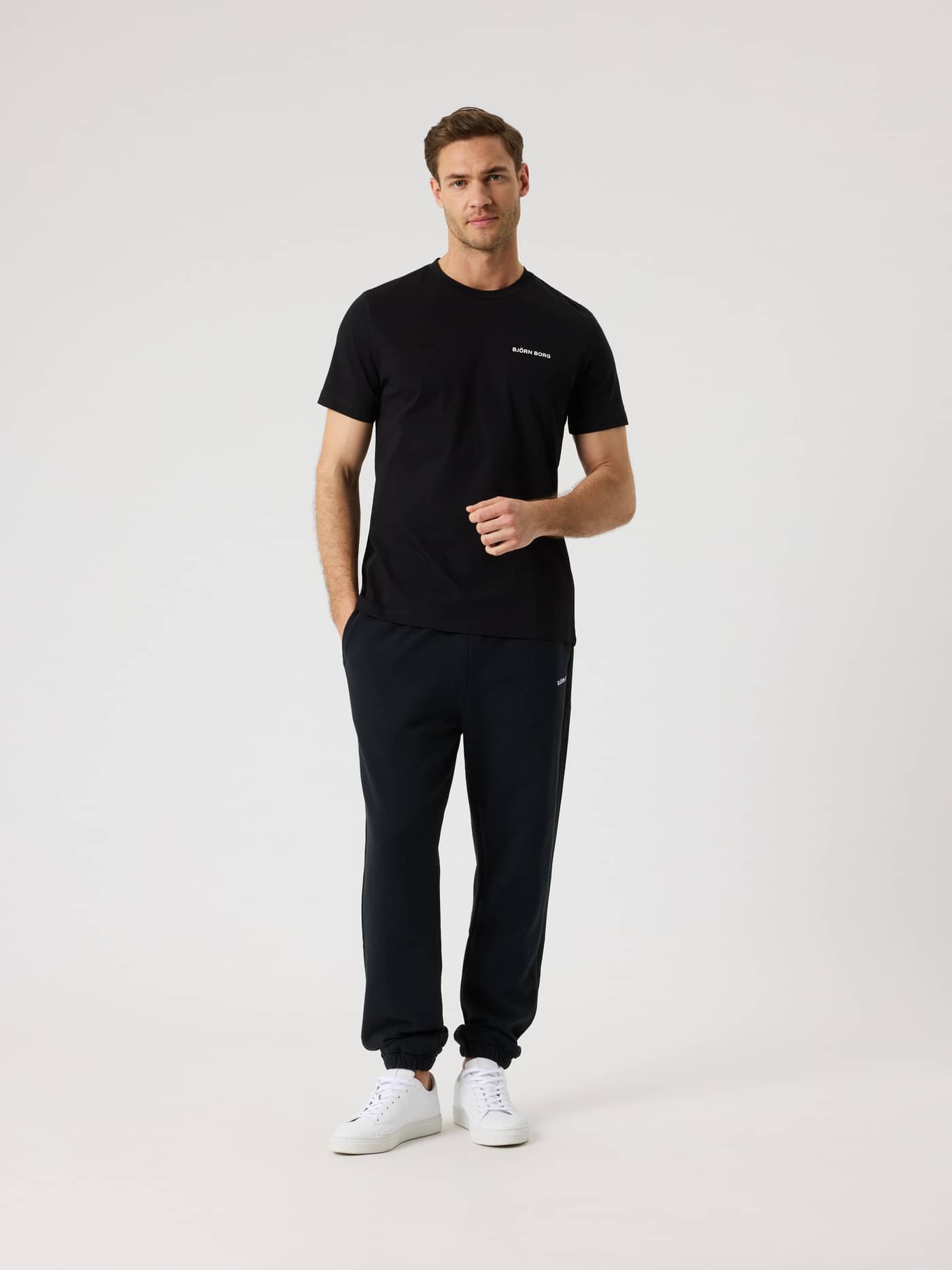 Borg Sports T-Shirt i Black Beauty (Sort) set forfra i helfigur, funktionel bomuldsblanding til træning og tennis. - Image 3