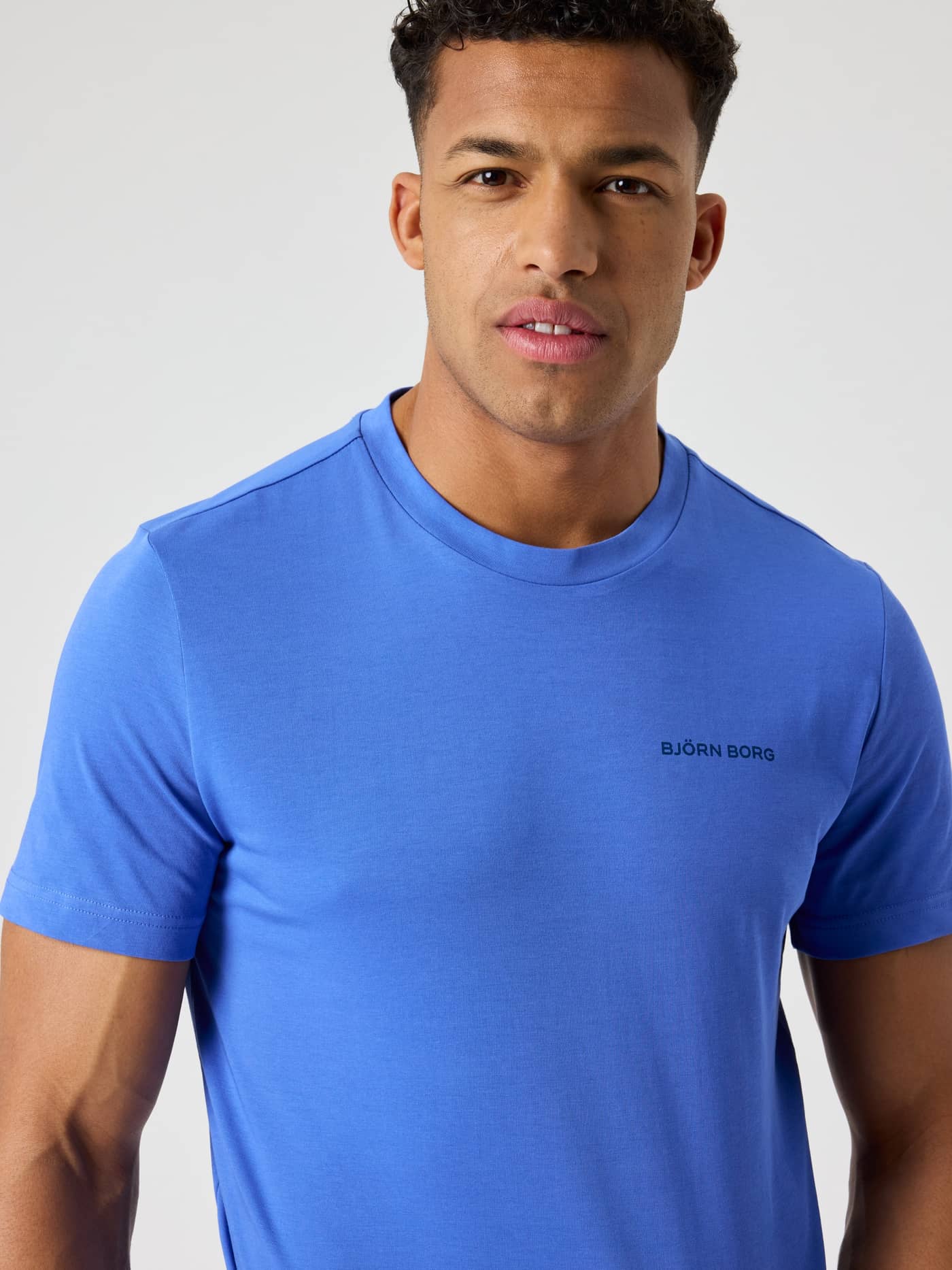 Borg Sports T-Shirt i Amparo Blue (Blå) set forfra, en blød trænings- og tennis-T-shirt i bomuld med navy logo. - Image 4