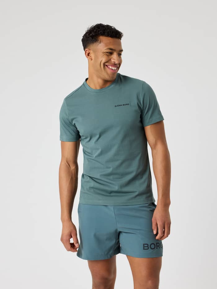 Vooraanzicht van een man in het Borg Sports T-Shirt in Balsam Green (Groen) voor training en tennis.