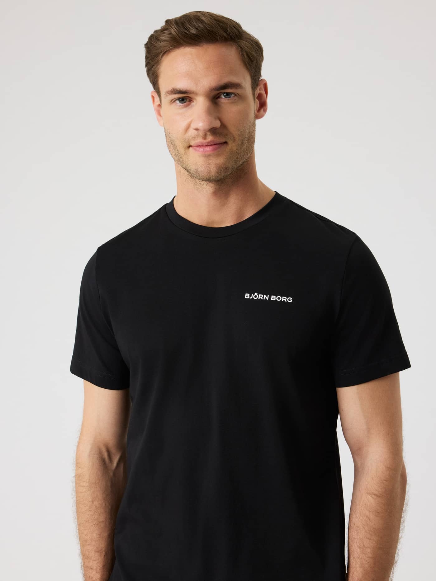 Borg Sports T-Shirt i Black Beauty (Sort) set forfra, en funktionel trænings- og tennis-T-shirt med hvidt logo. - Image 5