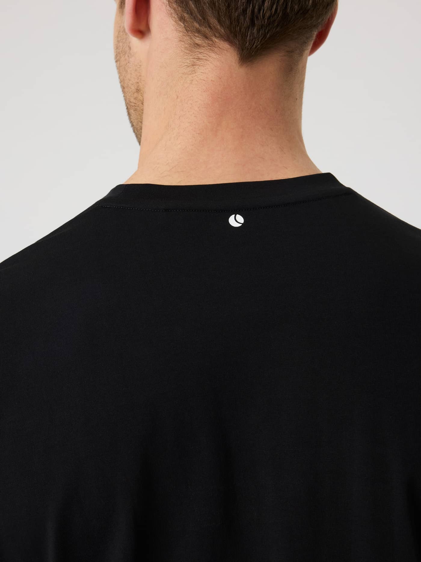 Nærbillede bagfra af Borg Sports T-Shirt i Black Beauty (Sort) med hvidt tennisbold-logo til træning og tennis. - Image 4