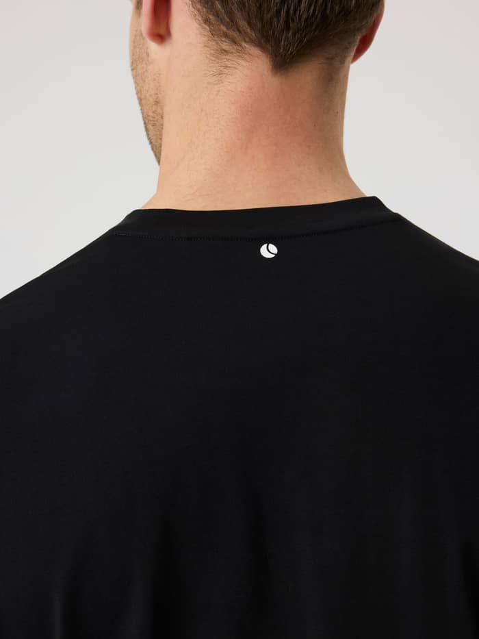Detail van het Borg Sports T-Shirt in Black Beauty (Zwart) met een wit tennisbal-logo voor training en tennis. - Image 4