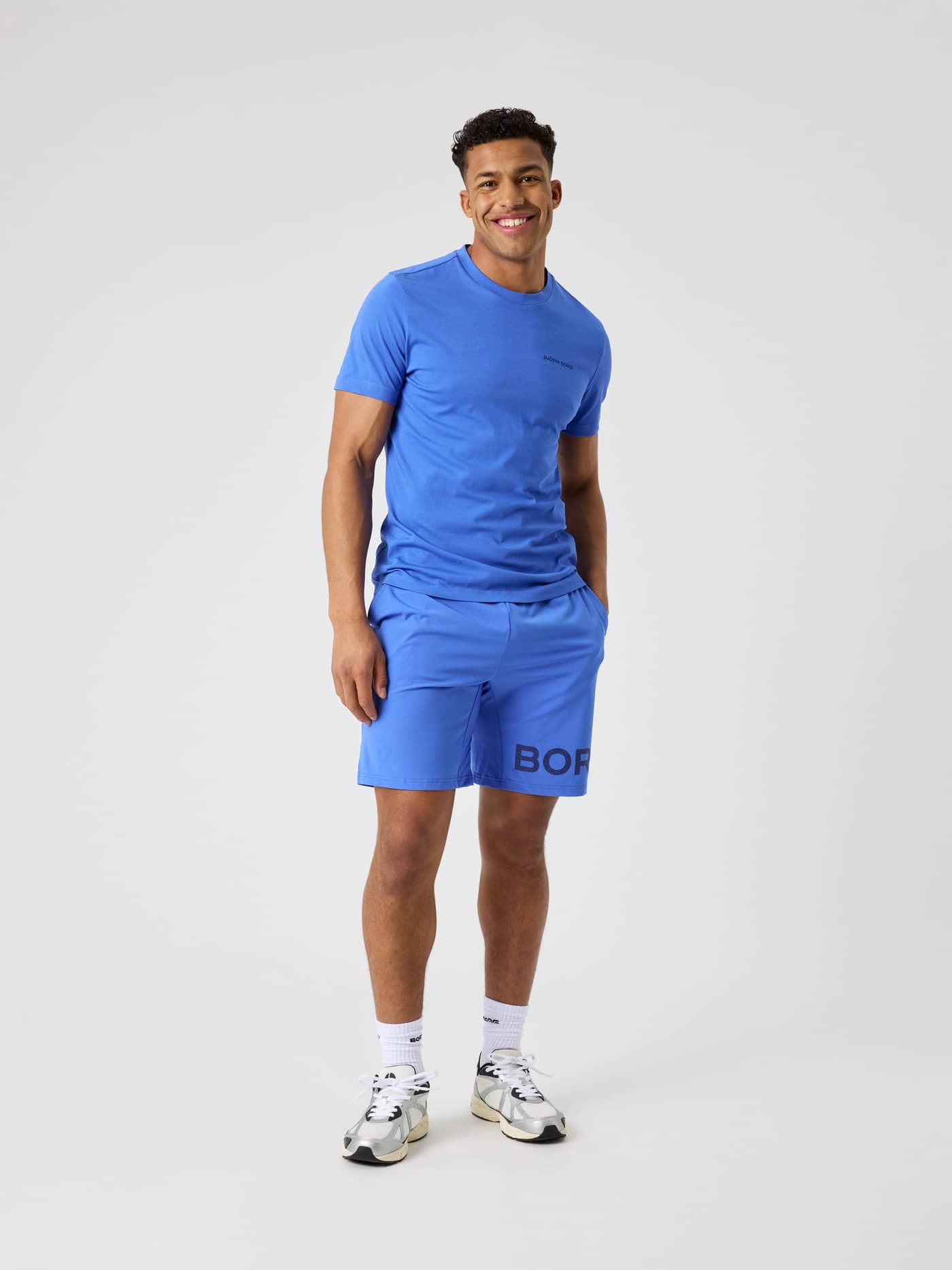 Borg Sports T-Shirt i Amparo Blue (Blå) set forfra med et mørkt logo til funktionel tennis og træning i bomuld. - Image 3