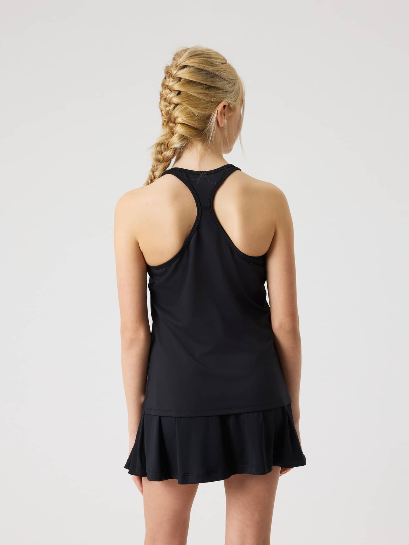 Achteraanzicht van een meisje in de Björn Borg Ace Racerback Tank Top in Black Beauty (Zwart), trainingstanktop voor kids. - Image 2