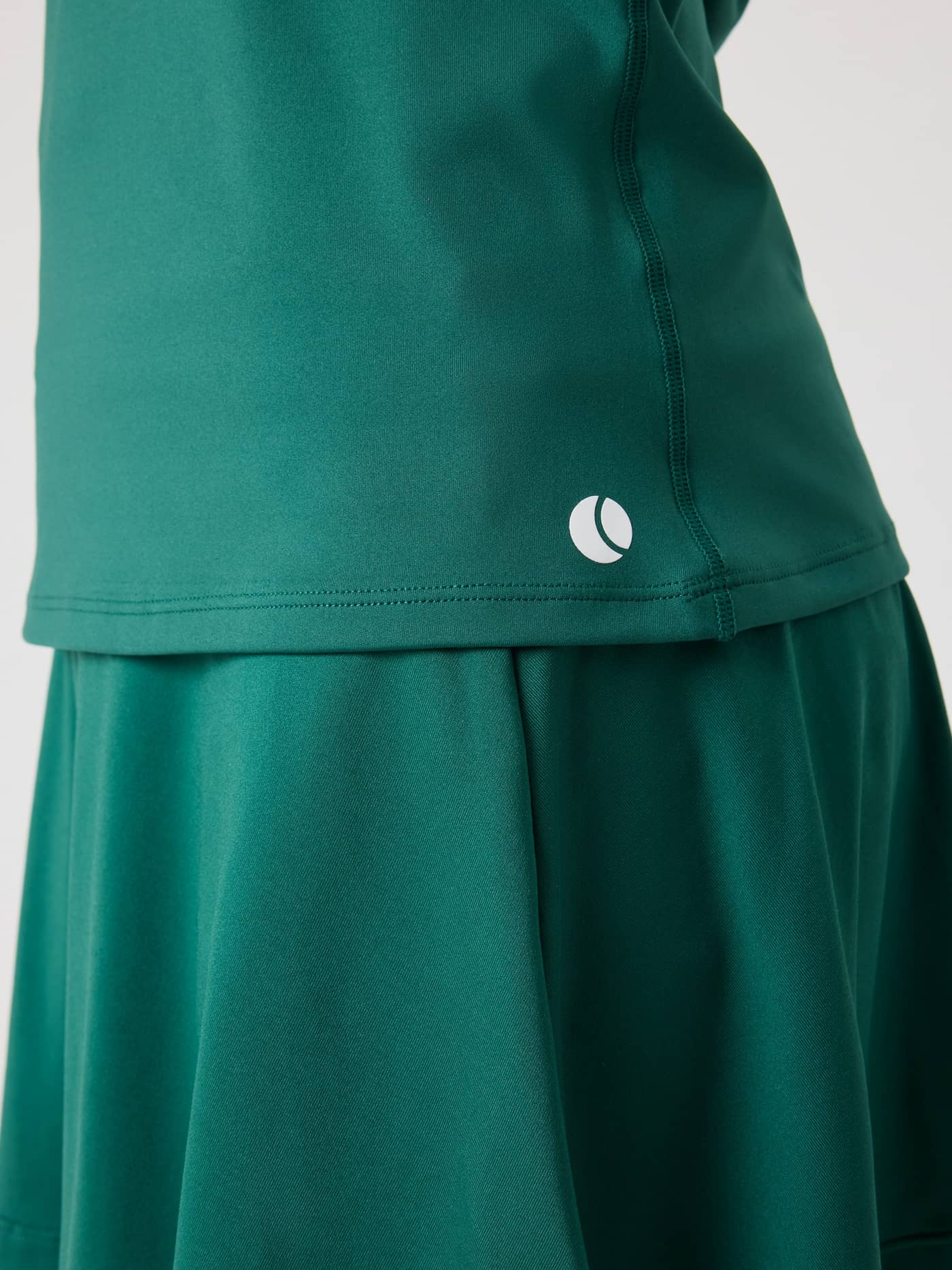 Detailopname van de Ace Racerback Tank Top voor kids in Posy Green (Groen) met wit tennislogo voor training. - Image 4