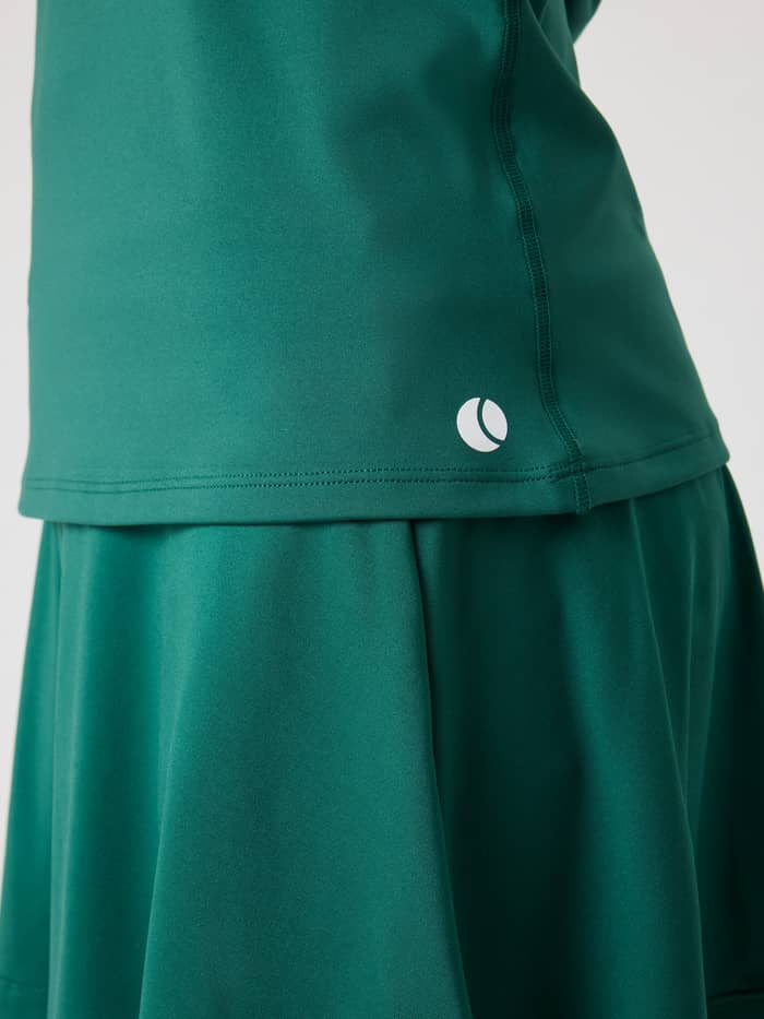 Detailed close-up of the kids Ace Racerback Tank Top in Posy Green (Green) with a white tennis logo for training. - Image 4