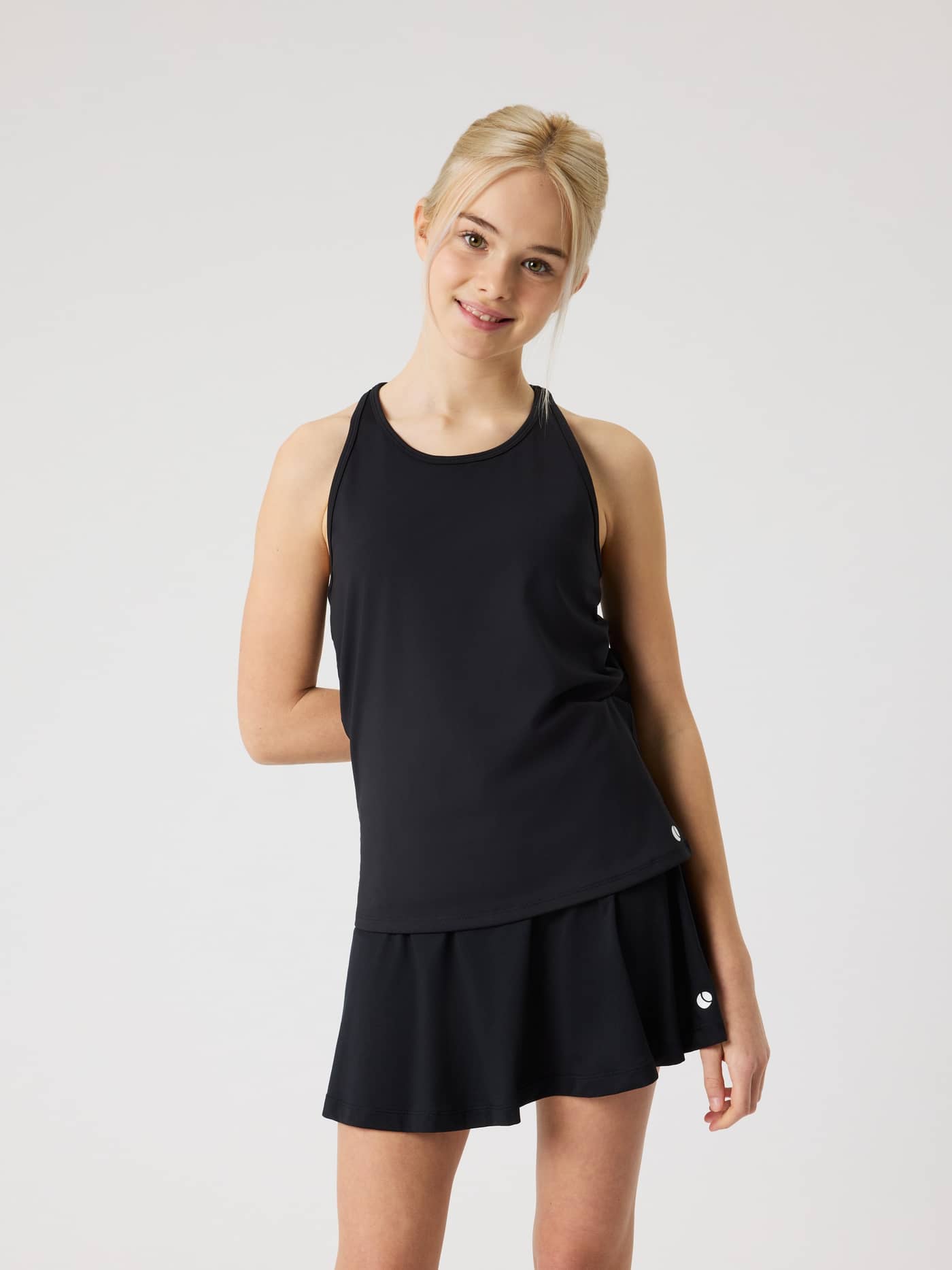 Vue de face de l'Ace Racerback Tank Top pour kids en Black Beauty (Noir) avec logo blanc pour le tennis et l'entraînement. - Image 1