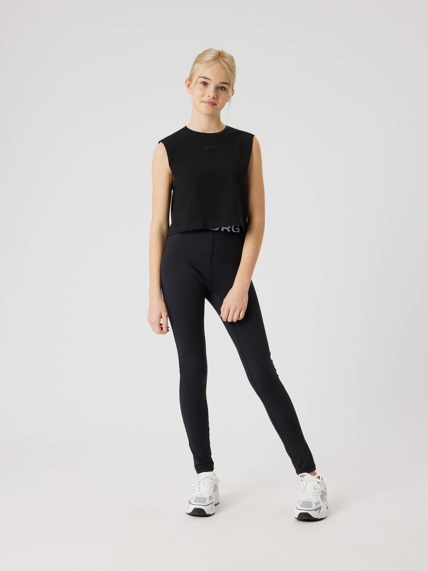 Vooraanzicht van een kind in de Borg Cropped Tank Top in Black Beauty (Zwart) met een stijlvolle, losse trainingspasvorm. - Image 4
