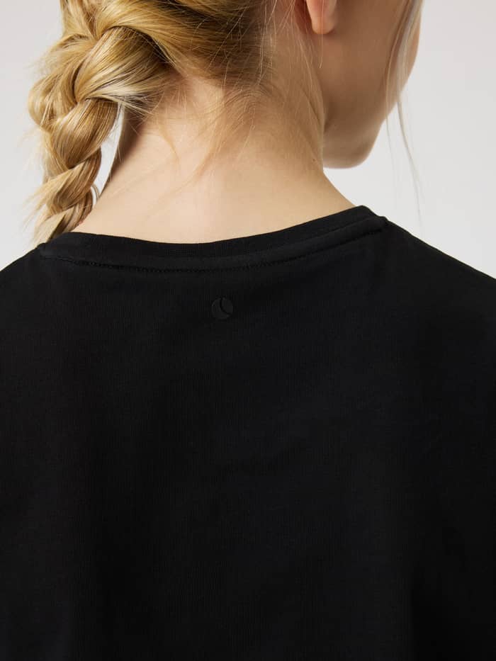 Detailed back view of the kids' Borg Cropped Tank Top in Black Beauty (Black) for training with a black tennis logo. - Image 5