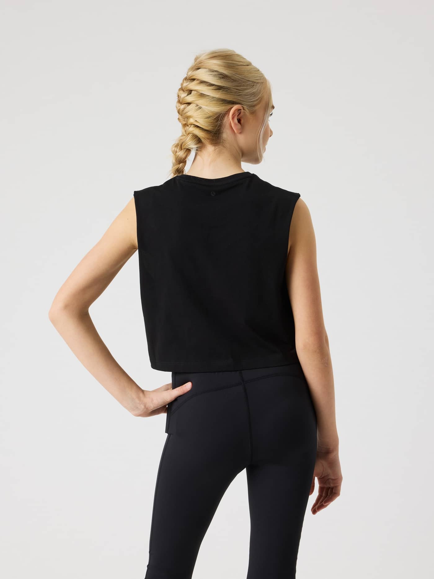 Achteraanzicht van de Borg Cropped Tank Top in Black Beauty (Zwart), een loose-fit trainingstop voor kids. - Image 3