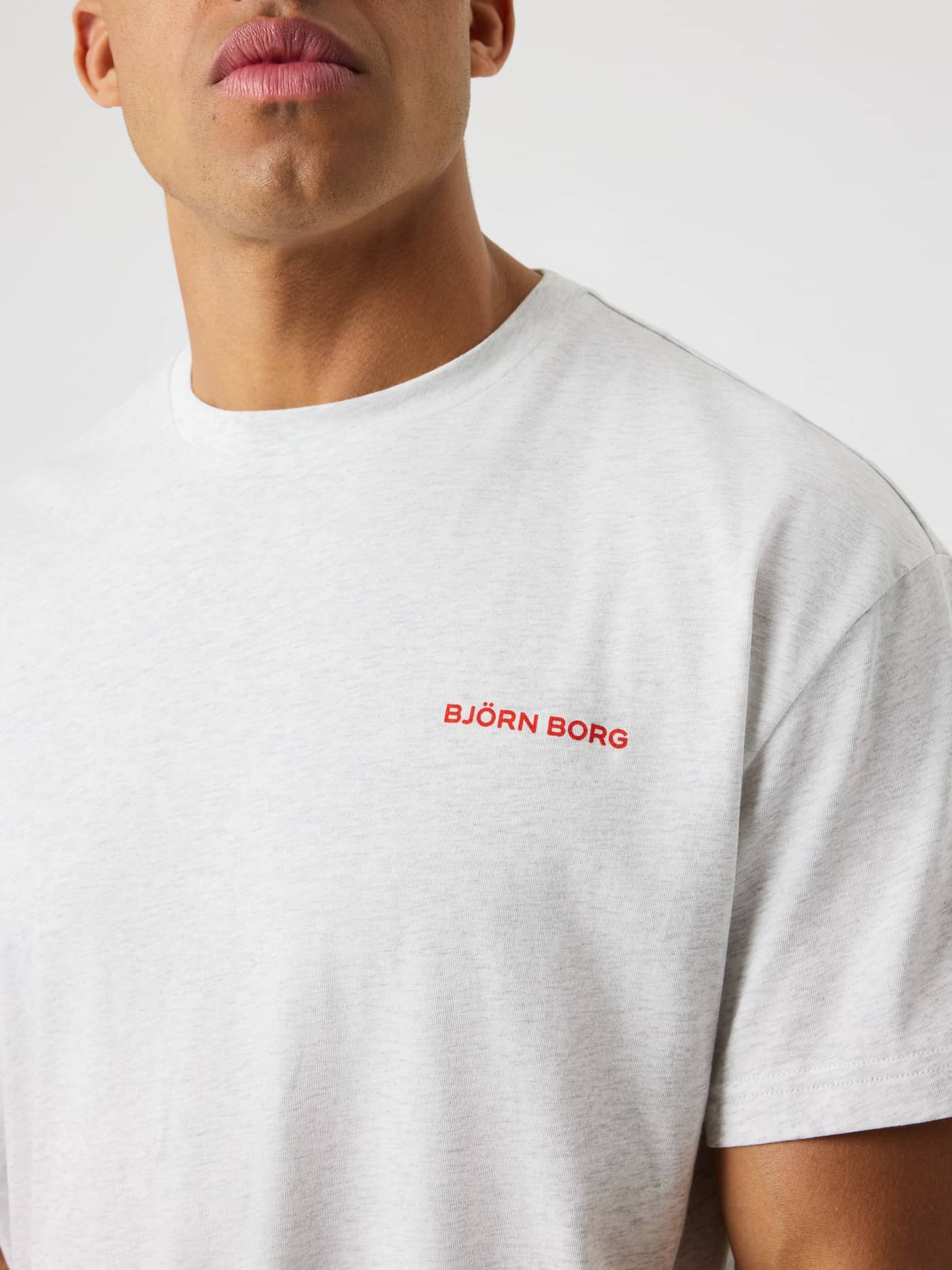 Borg Gym Oversized T-Shirt i Ultra Light Grey Melange (Grå) i nærbillede med rødt logo til træning. - Image 5