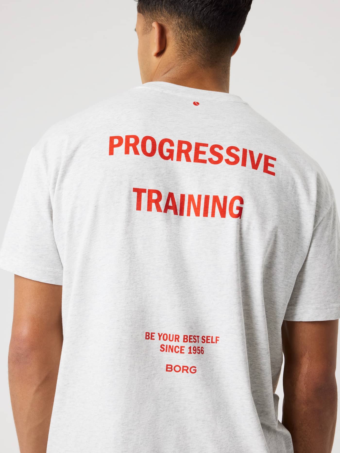 Borg Gym Oversized T-Shirt i Ultra Light Grey Melange (Grå) set bagfra med rød træningsgrafik til mænd. - Image 4