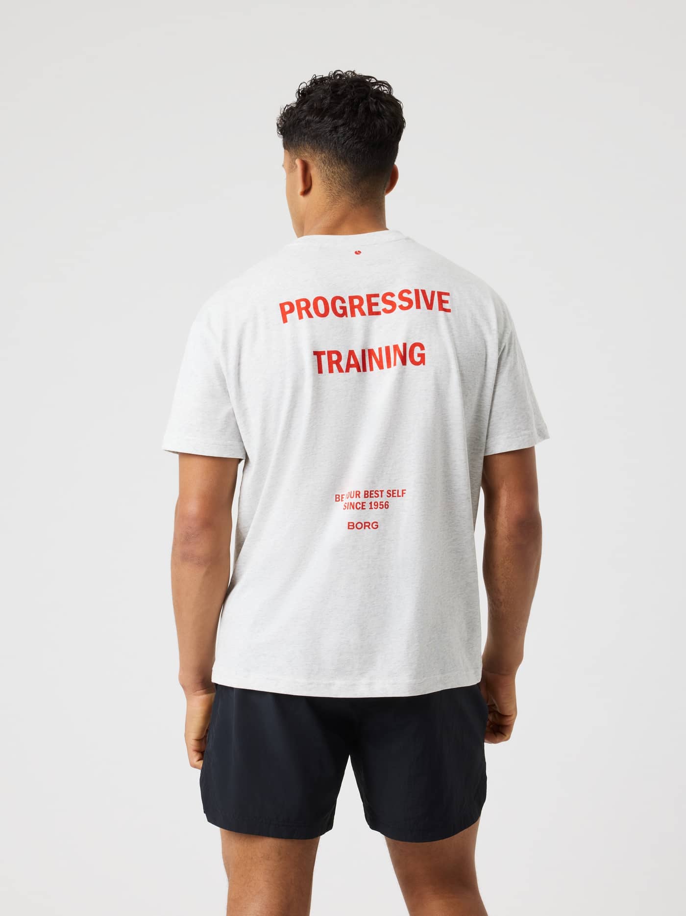 Borg Gym Oversized T-Shirt i Ultra Light Grey Melange (Grå) set bagfra med rød grafik til træning og tennis. - Image 2
