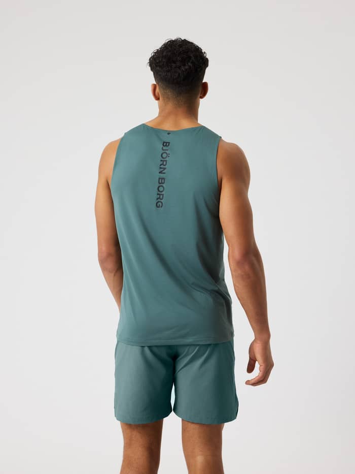 Achteraanzicht van de Borg Feather Tank in Balsam Green (Groen) met zwart verticaal logo en bijpassende trainingsshort. - Image 3